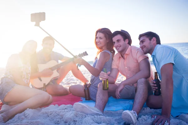Glückliche Hipster fotografieren mit Selfie-Stick — Stockfoto