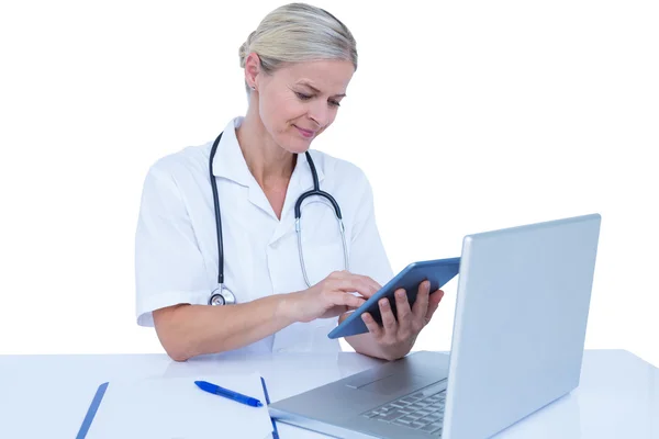 Un medico che utilizza tablet in ufficio — Foto Stock