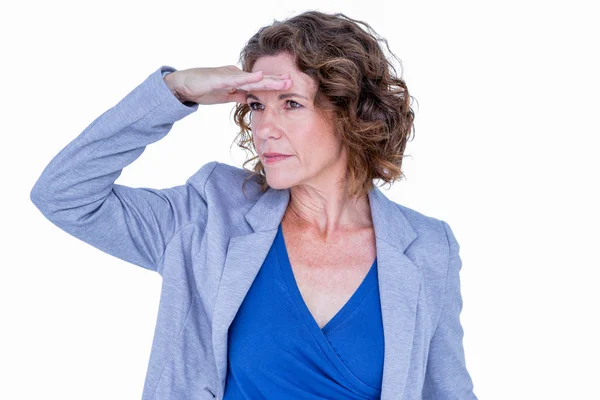 Zakenvrouw op zoek weg met de hand op het voorhoofd — Stockfoto