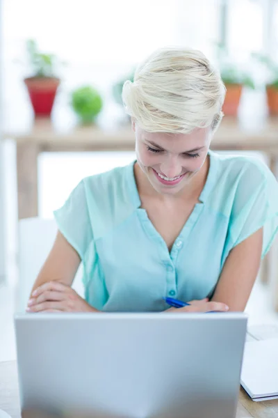 Affärskvinna med laptop på kontoret — Stockfoto