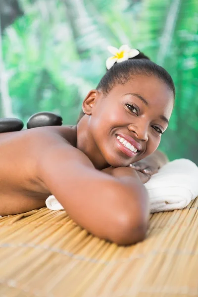 Mujer disfrutando caliente piedra masaje —  Fotos de Stock