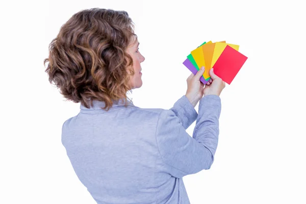 Mujer de negocios mirando tarjetas de colores — Foto de Stock