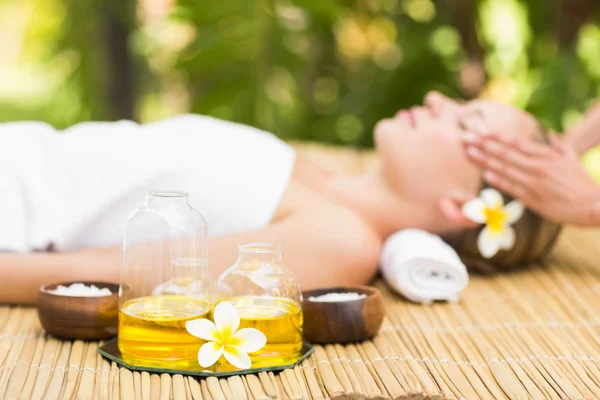 Woman receiving facial massage — Stock Photo, Image