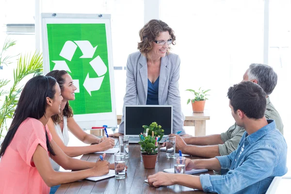 Equipo creativo joven teniendo una reunión sobre reciclaje —  Fotos de Stock