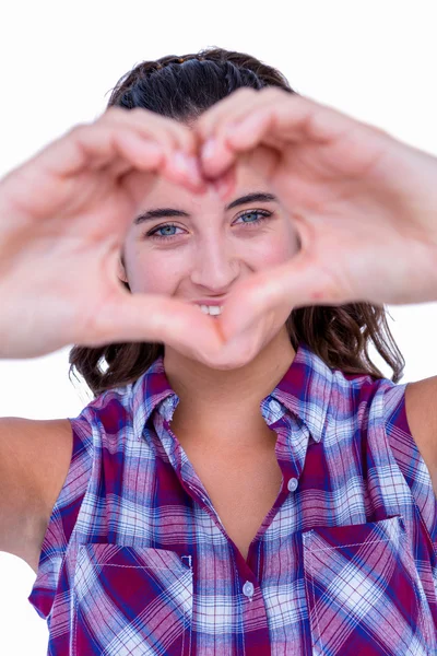 Ευτυχισμένη γυναίκα κάνει σχήμα καρδιάς — Φωτογραφία Αρχείου