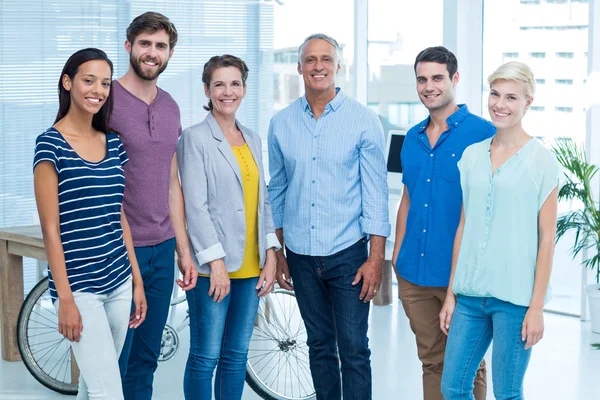 Smiling business team guardando la fotocamera — Foto Stock