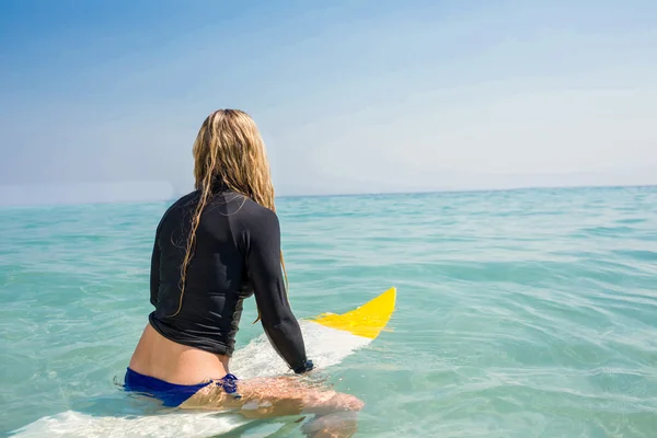 Frau mit Surfbrett an einem sonnigen Tag — Stockfoto
