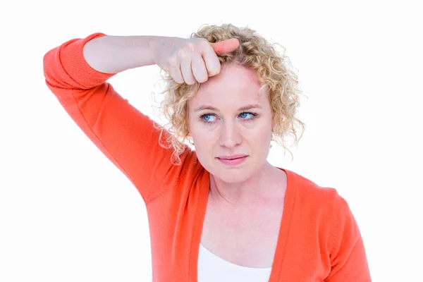 Mulher loira bonita com a mão no cabelo — Fotografia de Stock