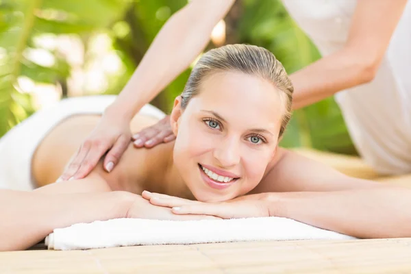 Atractiva mujer recibiendo masaje en su espalda — Foto de Stock