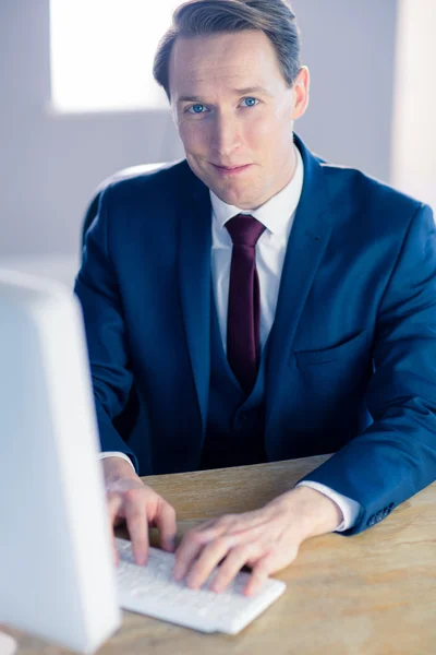 Självsäker affärsman tittar på kameran — Stockfoto