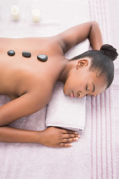 Vrouw genieten van hot stone-massage — Stockfoto