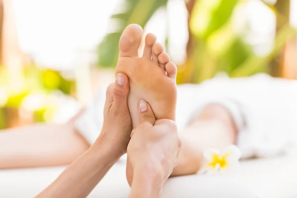 Close-up van een vrouw ontvangende voet massage — Stockfoto