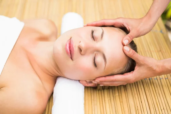 Mujer recibiendo masaje facial —  Fotos de Stock