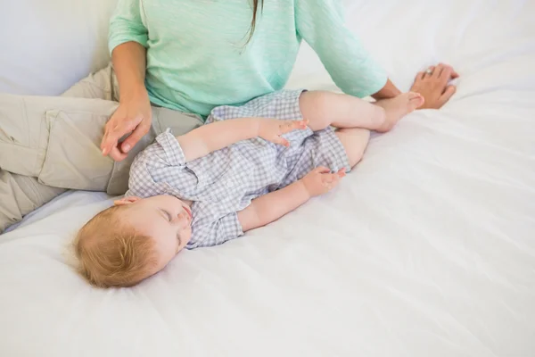 Madre con bebé niño en el dormitorio —  Fotos de Stock