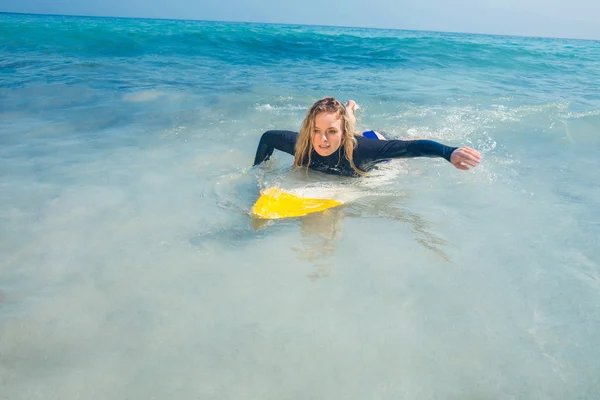 Woman with a surfboard on a sunny day — Stock Photo, Image