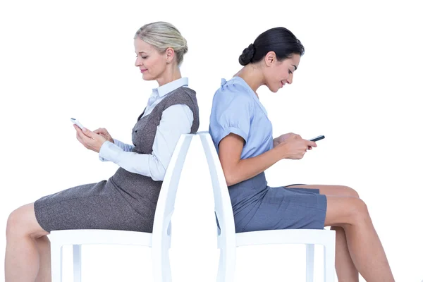 Duas mulheres de negócios usando smartphone — Fotografia de Stock