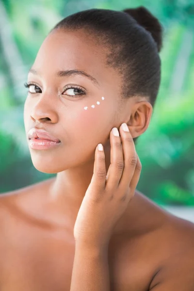 Mujer natural con crema — Foto de Stock