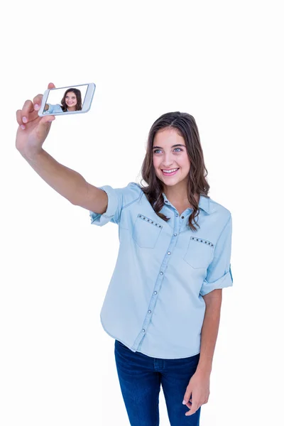 Ładna brunetka przy selfie z smartphone — Zdjęcie stockowe