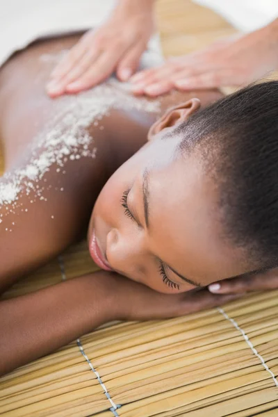 Femme appréciant massage gommage sel — Photo