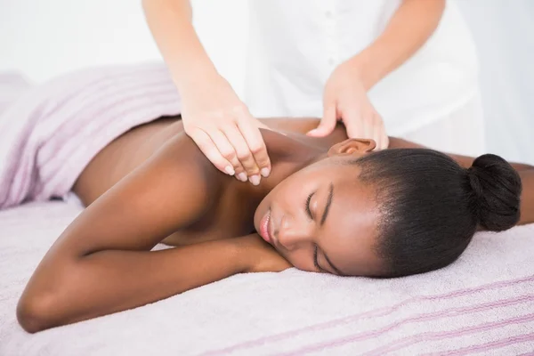 Vrouw genieten van massage — Stockfoto