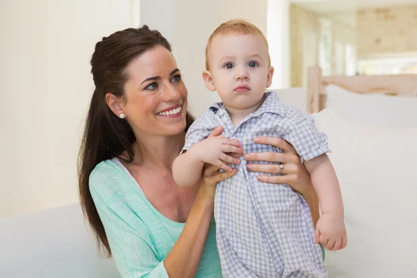 Glückliche Mutter mit ihrem kleinen Jungen — Stockfoto