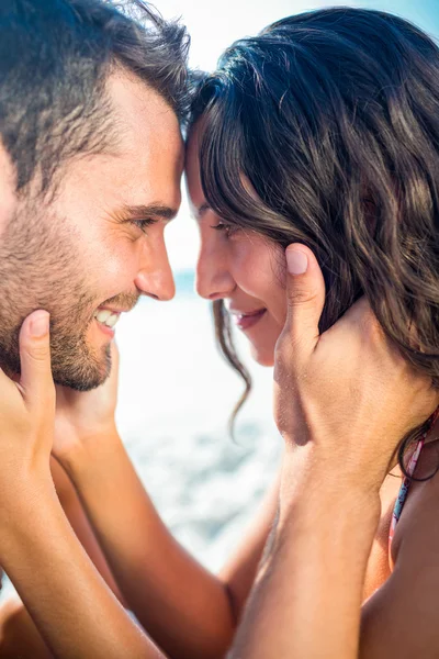 Lyckliga paret leende — Stockfoto