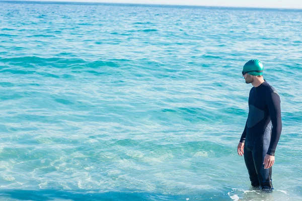 Schwimmerin bereitet sich am Strand vor — Stockfoto