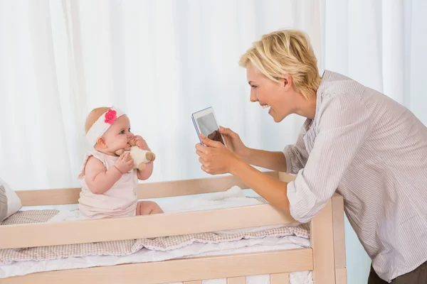 Mère prenant des photos de bébé fille — Photo