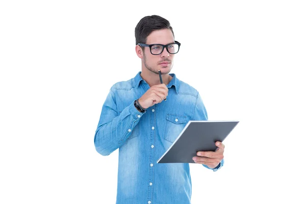 Ernstige hipster holding boek en pen — Stockfoto