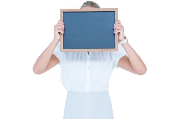 Zakenvrouw houden een zwarte bord — Stockfoto