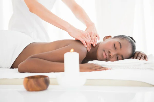 Vrouw genieten van massage — Stockfoto