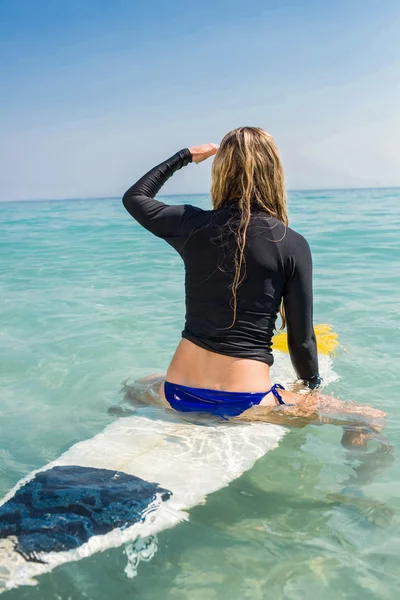 Mujer con tabla de surf en un día soleado — Foto de Stock