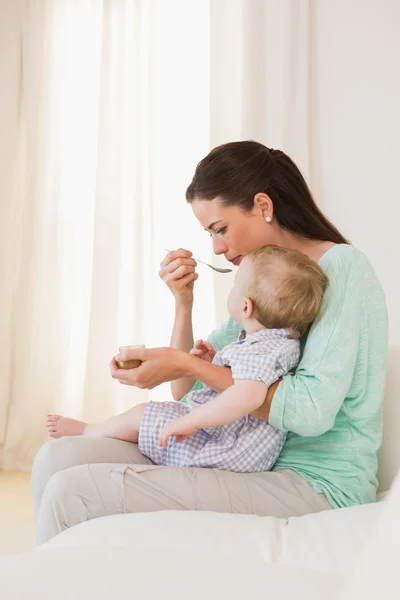 Mãe alimentando seu bebê menino — Fotografia de Stock