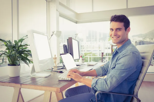 Homme d'affaires occasionnel utilisant l'ordinateur dans le bureau — Photo