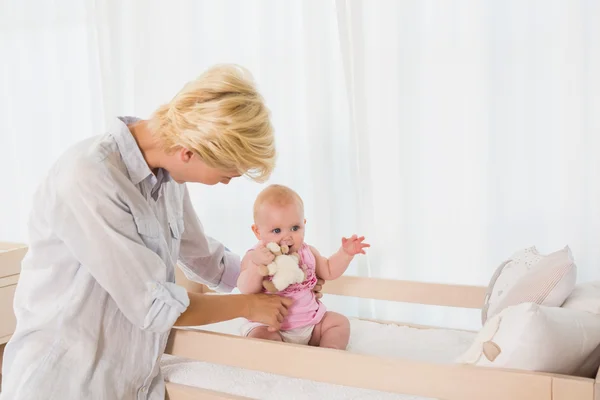 Mãe com seu bebê menina — Fotografia de Stock