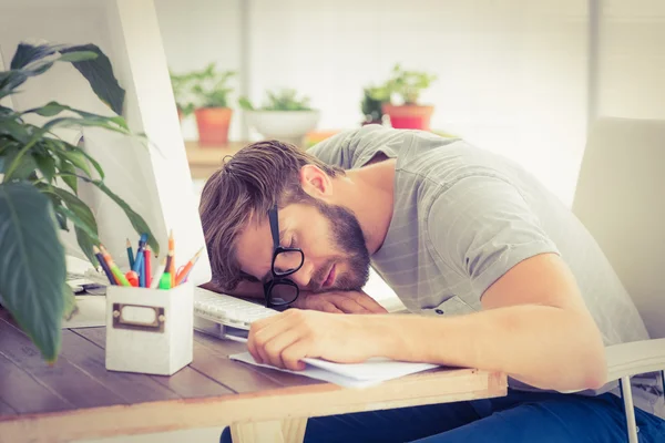 Utmattad affärsman sova på den bärbara datorn — Stockfoto