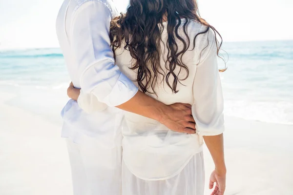 Casal feliz na praia — Fotografia de Stock