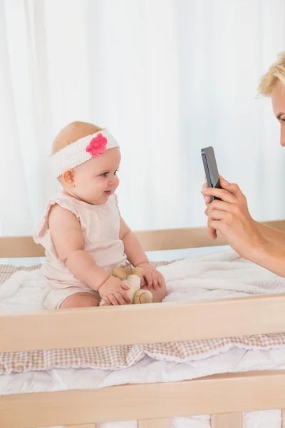 Mother taking picture of baby girl — Φωτογραφία Αρχείου