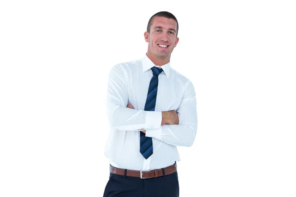 Un hombre de negocios sonriente con los brazos cruzados —  Fotos de Stock