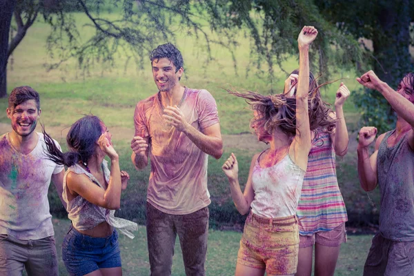 Felices amigos cubiertos de pintura en polvo — Foto de Stock