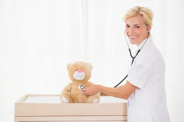 Doctor with stethoscope in teddy bear — Stok fotoğraf