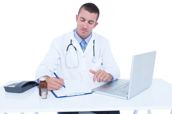 Medico che scrive su un taccuino — Foto Stock