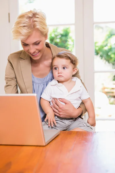 Femme avec fils utilisant un ordinateur portable — Photo