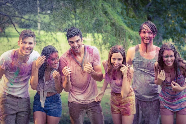 Felices amigos cubiertos de pintura en polvo — Foto de Stock