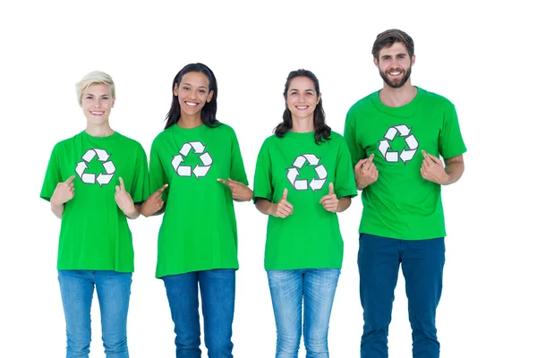 Vänner bär återvinning tshirts — Stockfoto