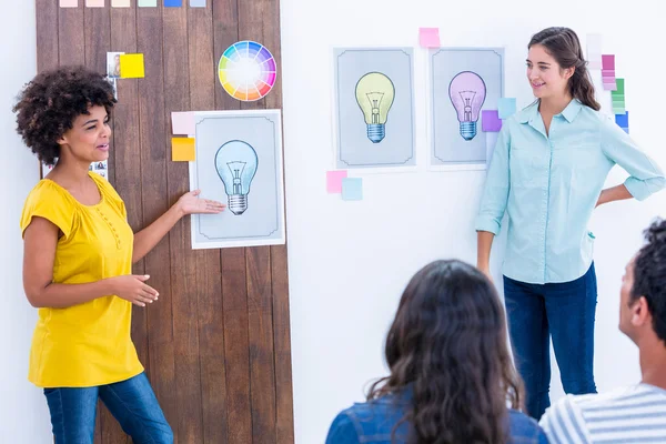 Creatieve team met een bijeenkomst — Stockfoto