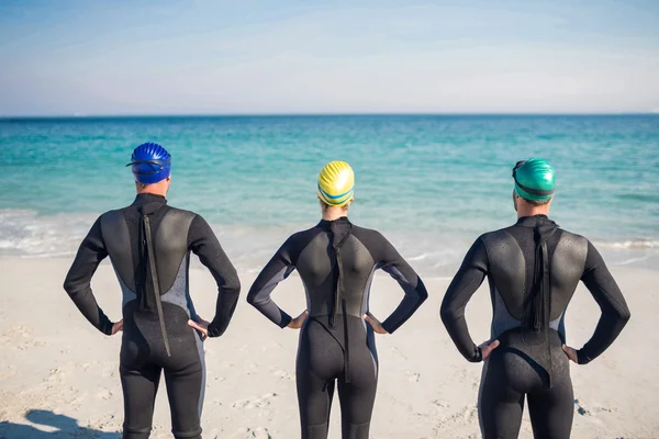 Nadadores preparándose en la playa — Foto de Stock