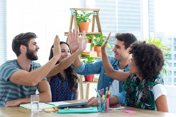 Kreativ verksamhet team att sätta händerna ihop — Stockfoto