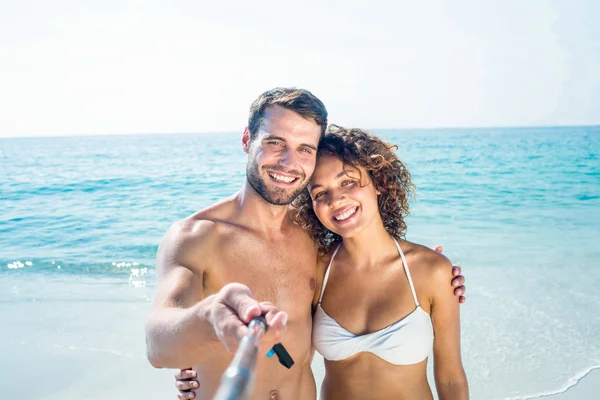 Casal feliz fazendo selfie com monopod — Fotografia de Stock