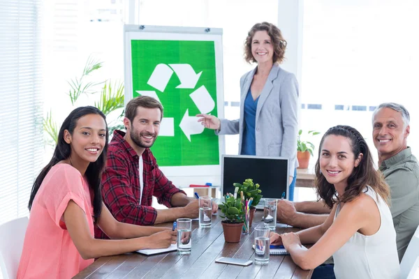 Unga kreativa team att ha ett möte om återvinning — Stockfoto